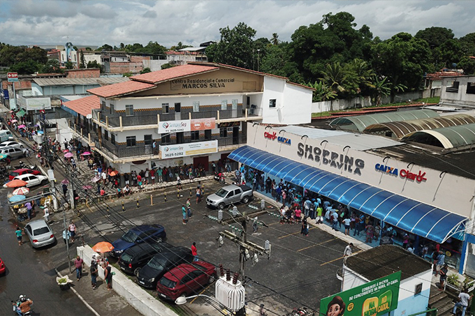 Moradores de Dias d'Ávila se aglomeram em fila para receber auxílio emergencial
