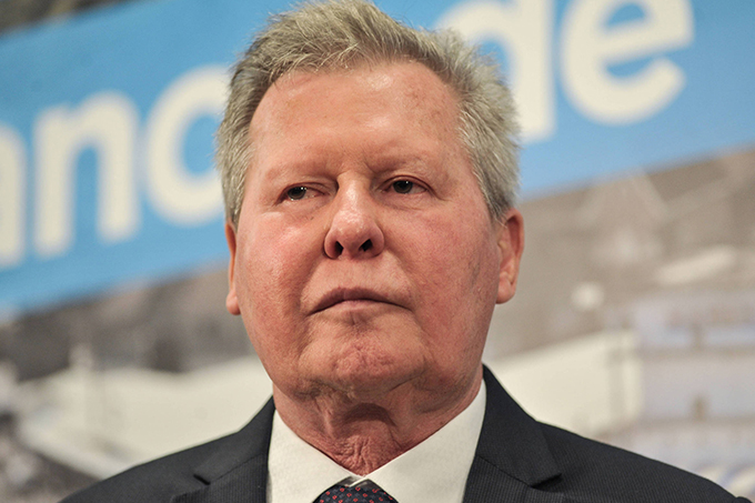 Prefeito de Manaus chora e diz que Bolsonaro tem que ser presidente de verdade