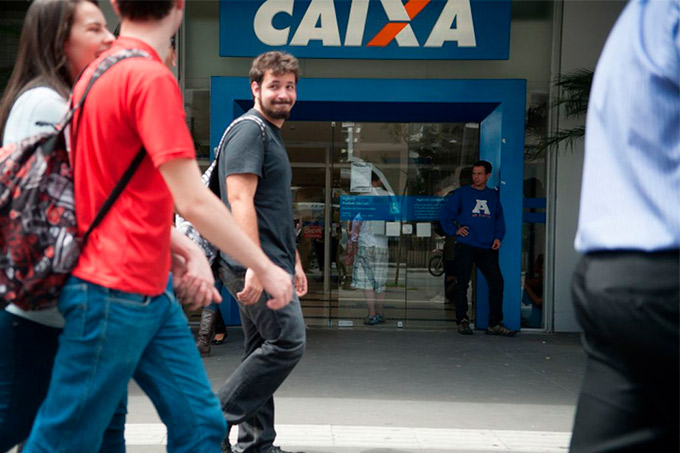 Cerca de 800 agências da Caixa estarão abertas hoje das 8h às 12h