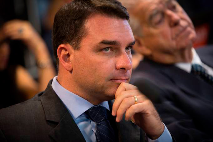 Flávio Bolsonaro financiou prédios ilegais da milícia no Rio, diz site 