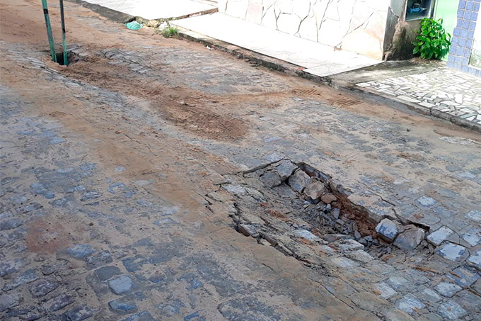 Moradores reclamam de buracos deixados pela Embasa no Diamante