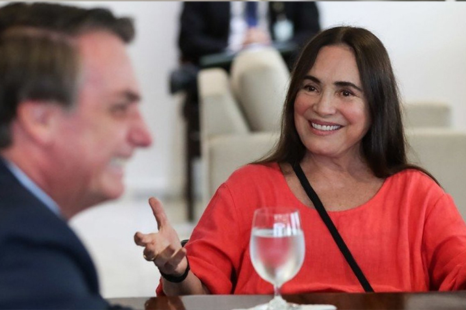 Subordinado de Regina Duarte faz campanha para demissão de atriz