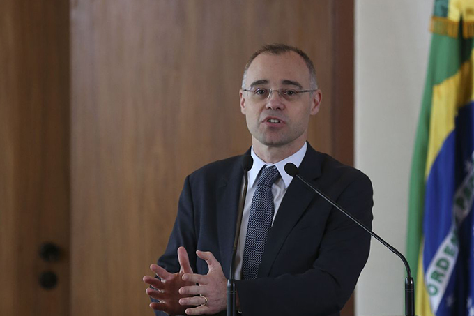 Bolsonaro nomeia André Mendonça para a Justiça e Ramagem para a PF