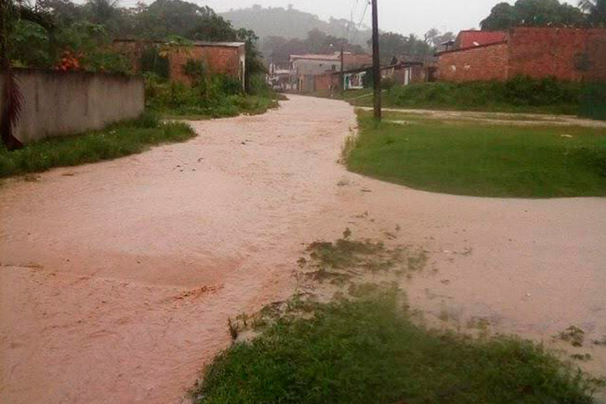 Após forte chuva, esgoto invade casas e ruas no Amado Bahia 
