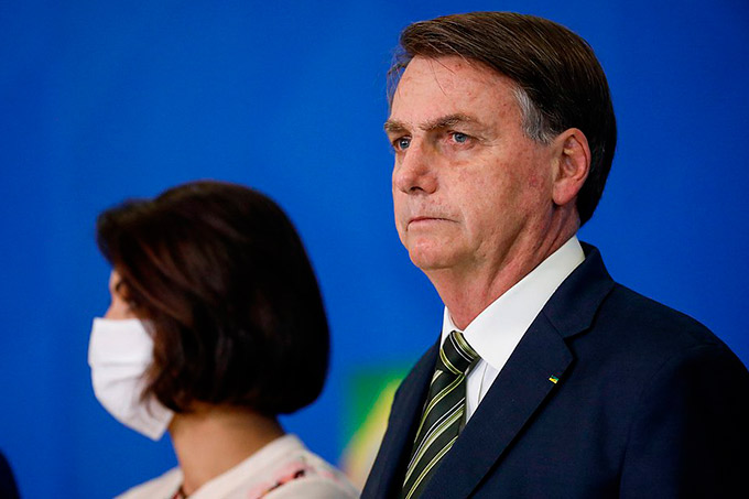 Bolsonaro diz que vai se sentir 'violentado' se precisar expor exame de covid