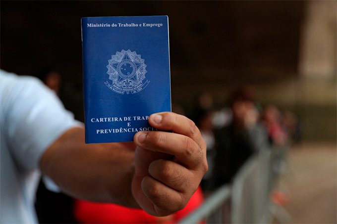 Taxa de desemprego fica em 12,2% no primeiro trimestre do ano