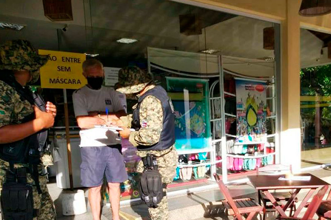 Guarda Municipal vai ao comércio orientar sobre uso de máscara