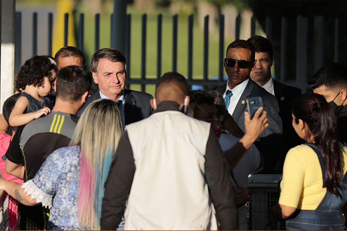 Bolsonaro diz que agressão a jornalistas deve ser punida