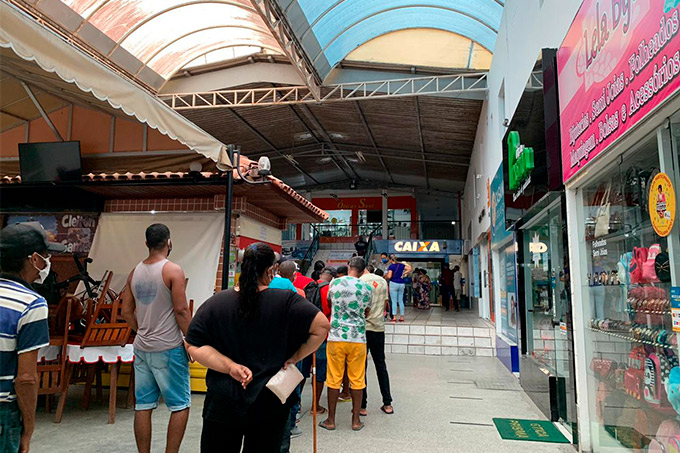 Agência da Caixa em Dias d'Ávila tem fila desrespeitando distanciamento