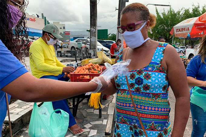 Prefeitura de Dias d’Ávila realiza entrega de máscaras e álcool em gel 