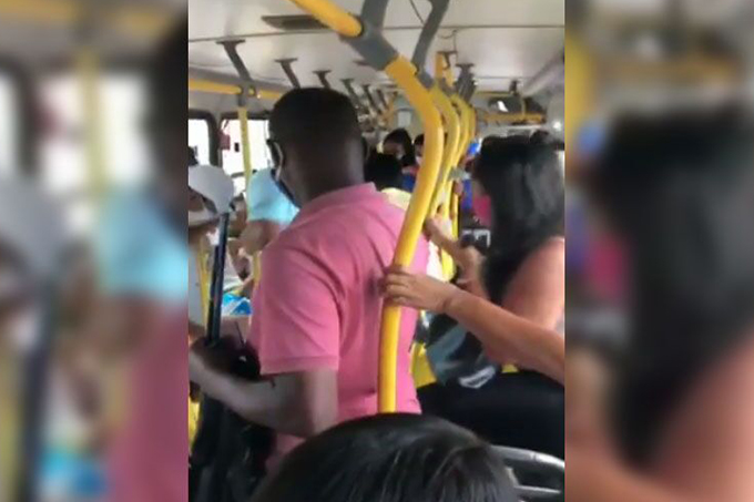 Mulher expulsa a chutes de ônibus por estar sem máscara está internada