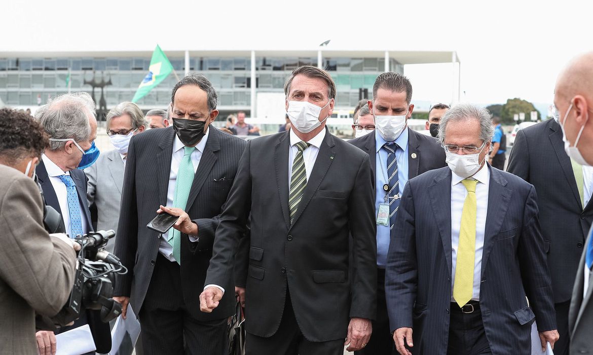 Bolsonaro vetará reajuste de salário a servidores