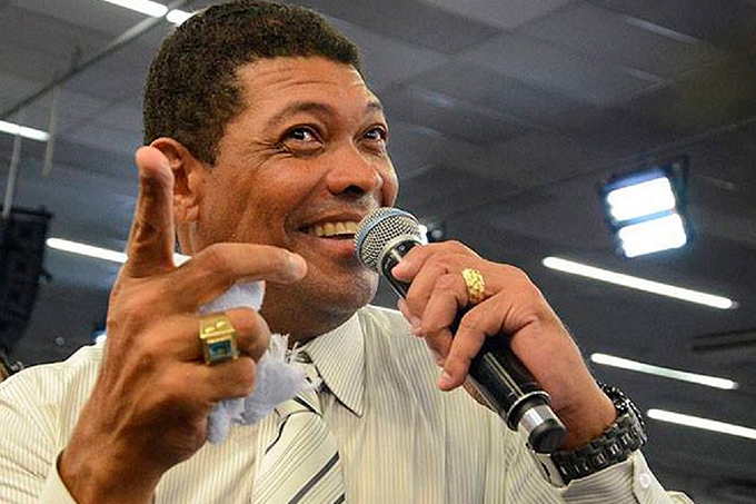 Pastor vende 'semente mágica que cura coronavírus' por R$ 1 mil