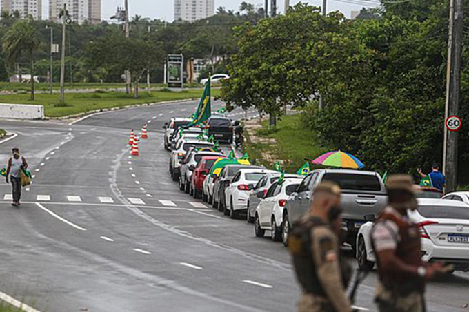 Em carreata, apoiadores de Bolsonaro pedem fim do isolamento em Salvador 