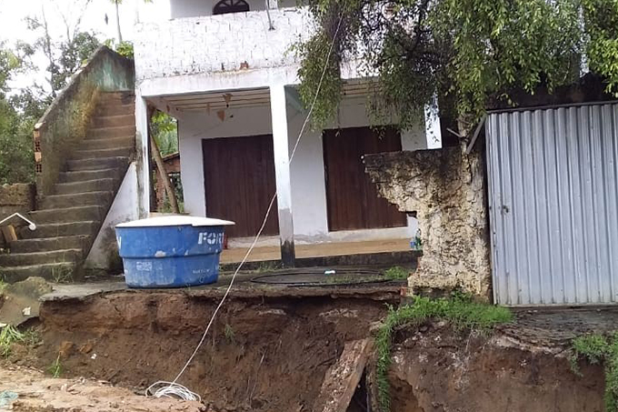 Deslizamentos, cheias e quedas de muros são registrados no Jardim Imbassaí 