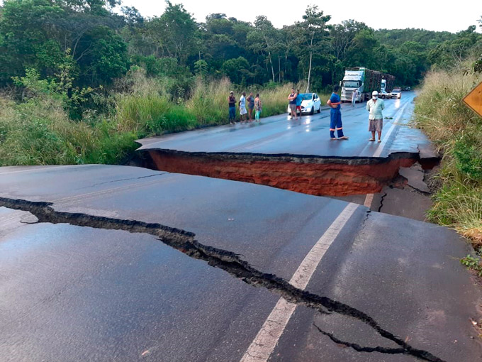 Chuva abre cratera que divide BA-093 na altura de Miranga, em Pojuca 