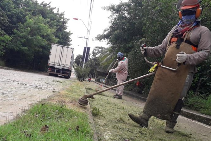 Equipes de limpeza trabalham para manter a cidade limpa