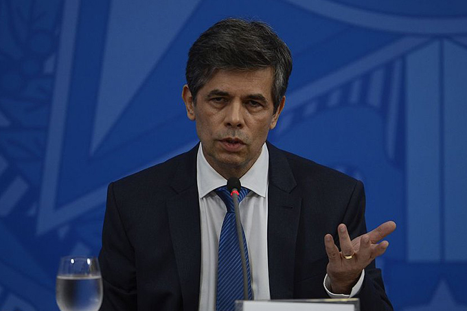 Teich se surpreende com inclusão de salão como serviço essencial: 'Saiu hoje?'