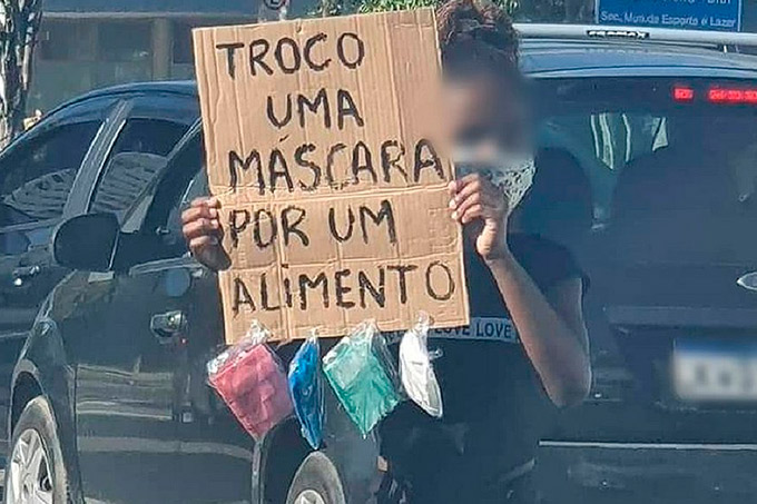 Luciano Huck ajuda menina que trocava máscara por alimento em sinaleira