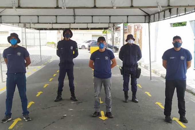 Prefeitura demarca chão na rua da Lotérica para que distância seja respeitada