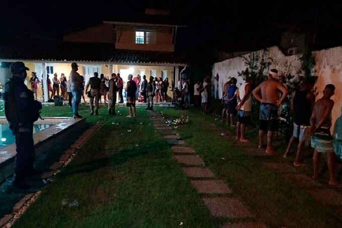 PM encerra 'rave' que reuniu 70 jovens em Lauro de Freitas durante toque de recolher