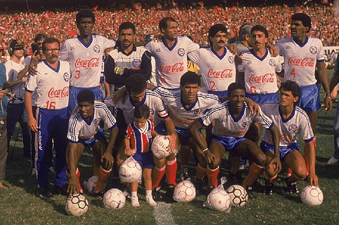 Vídeos: com foguetório e gritos de 'bora Baêa', tricolores 'recomemoram' título de 88