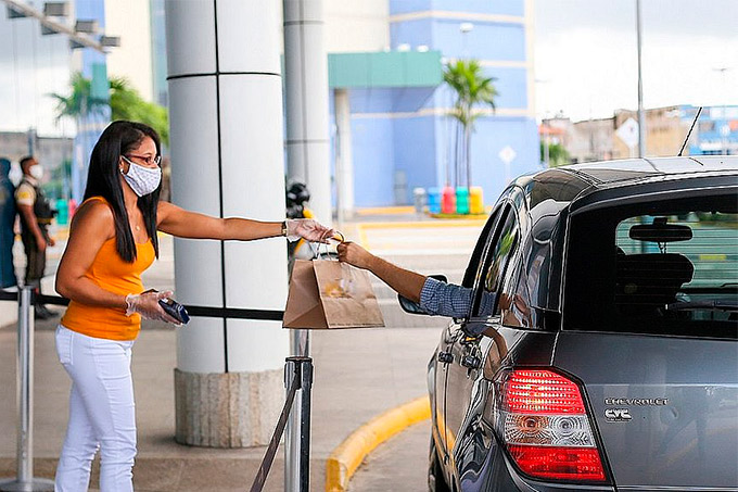 Shoppings voltam a funcionar em sistema drive thru em Salvador