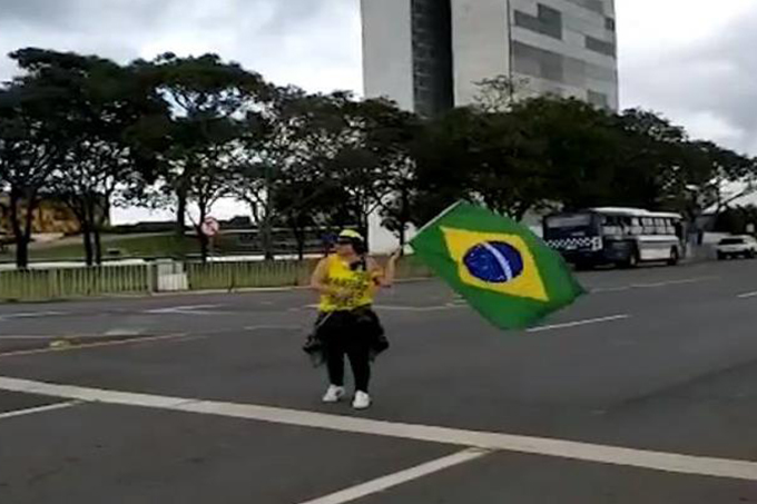 Servidora do governo, bolsonarista diz que 'bandeirada' em jornalista foi 'sem querer'