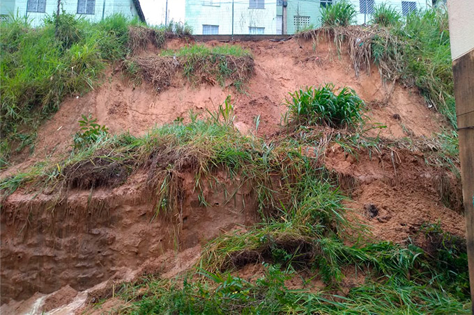 Fortes chuvas causam deslizamento de terra no Alto das Mangueiras