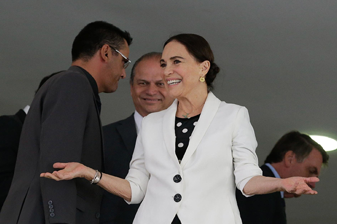 Regina Duarte deixa secretaria de Cultura e assume posto federal em SP 