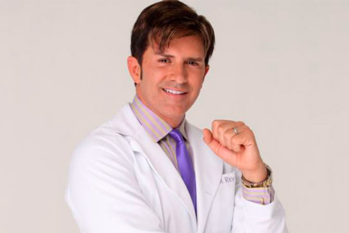 Dr. Rey promete acabar com vírus 'em um mês e três semanas' se for ministro da Saúde