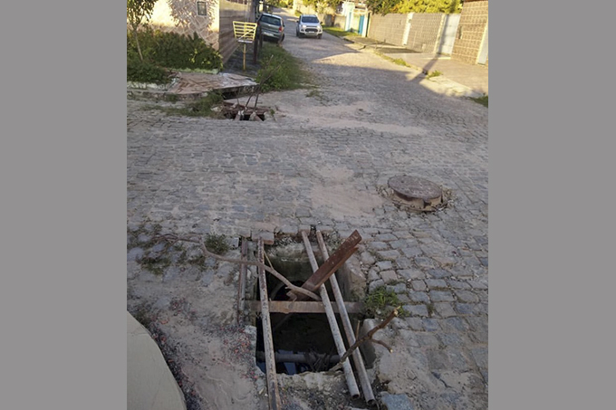 Moradores de Dias d'Ávila reclamam de bueiros sem tampa e entupidos