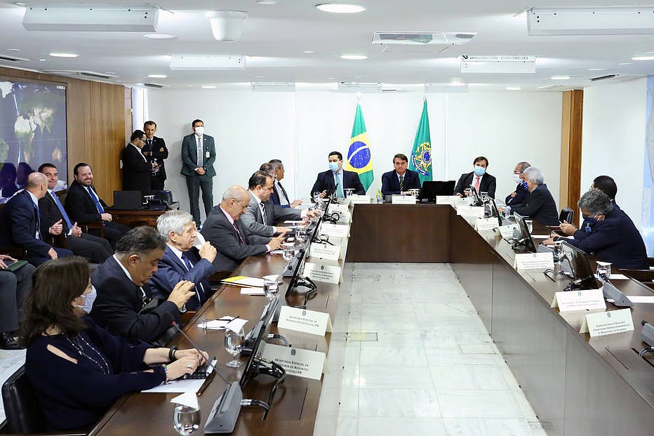 Bolsonaro pede a governadores apoio a veto que congela salário de servidores