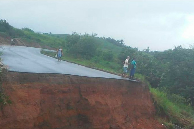 Erosão em asfalto bloqueia trecho da BR-101 próximo a divisa entre Bahia e Sergipe