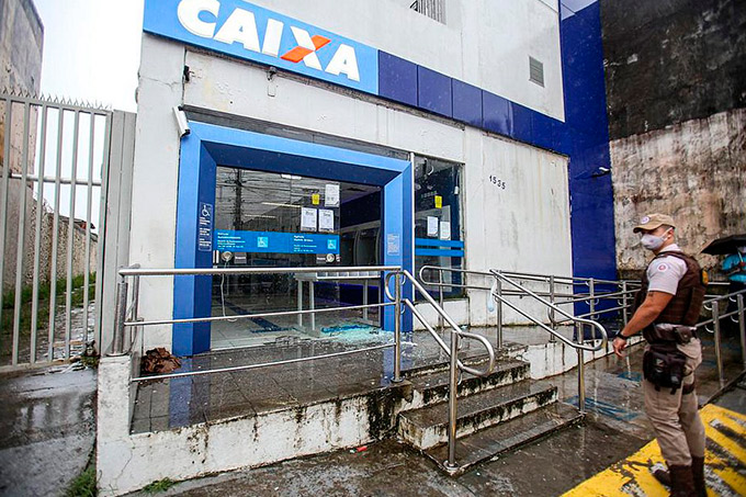 Tiros e violência: grupo tenta furtar banco e ataca ônibus em Castelo Branco