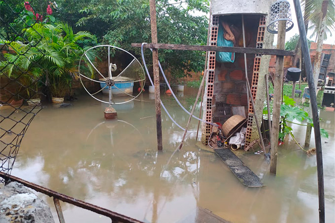 Família tem casa alagada e perde móveis após forte chuva em Mata