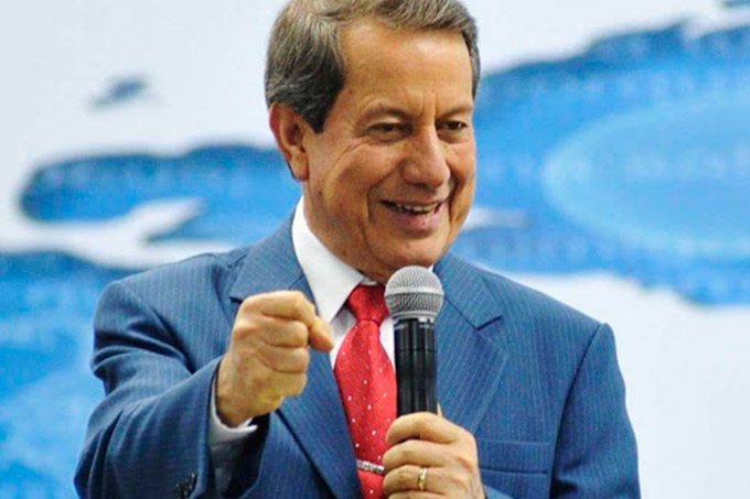 Pastor R.R. Soares anuncia 'água consagrada' para curar coronavírus