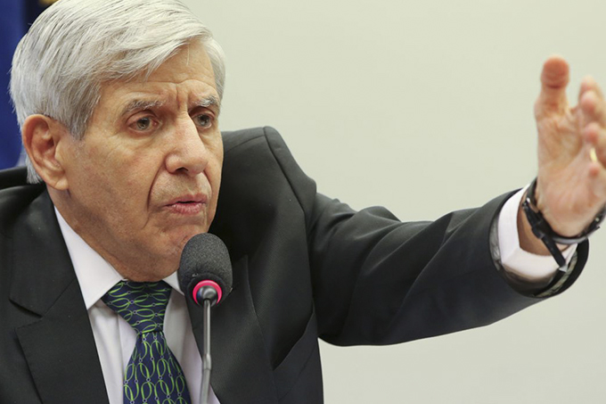 Apreensão de celular de Bolsonaro seria afronta, afirma Heleno