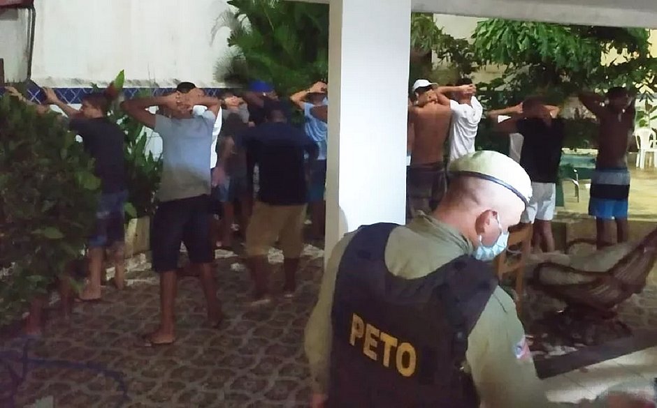 Festa com drogas e 35 pessoas é encerrada em Lauro de Freitas 