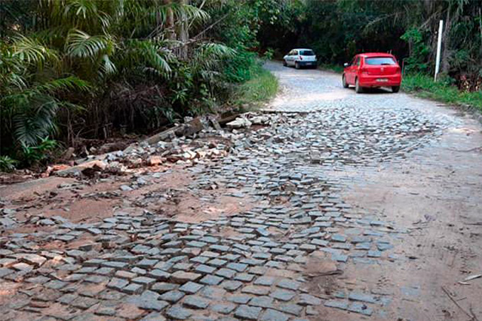 Moradores reclamam de problemas com calçamento na localidade do Diogo