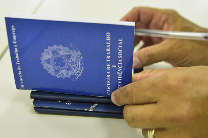Brasil perde mais de 860 mil empregos formais em abril
