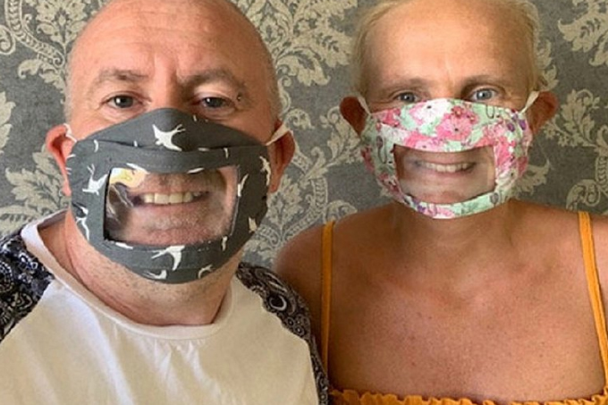 Mãe surda cria máscaras transparentes para facilitar leitura labial