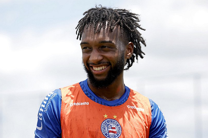 Destaque no sub-23, atacante Gustavo renova com o Bahia