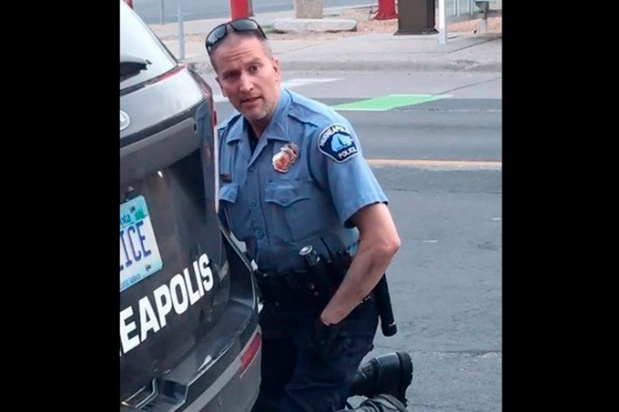 Policial de Minneapolis filmado asfixiando George Floyd é preso nos EUA