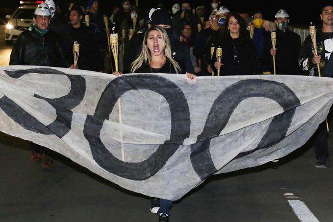 Grupo bolsonarista protesta em frente ao STF com tochas e máscaras