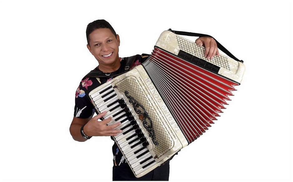 Depois de um susto, Targino se prepara para cantar