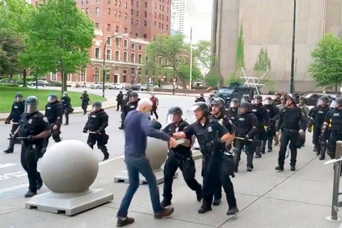 Policiais são suspensos após agredirem senhor de 75 anos em protesto nos EUA; veja vídeo