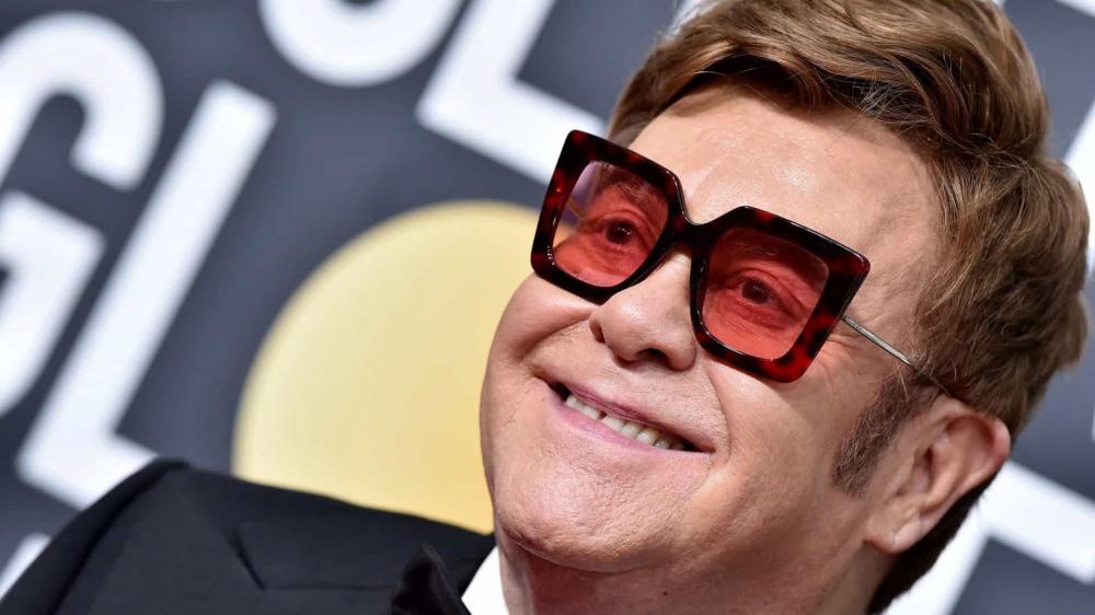 Elton John ajuda ex-noiva que abandonou há 50 anos 