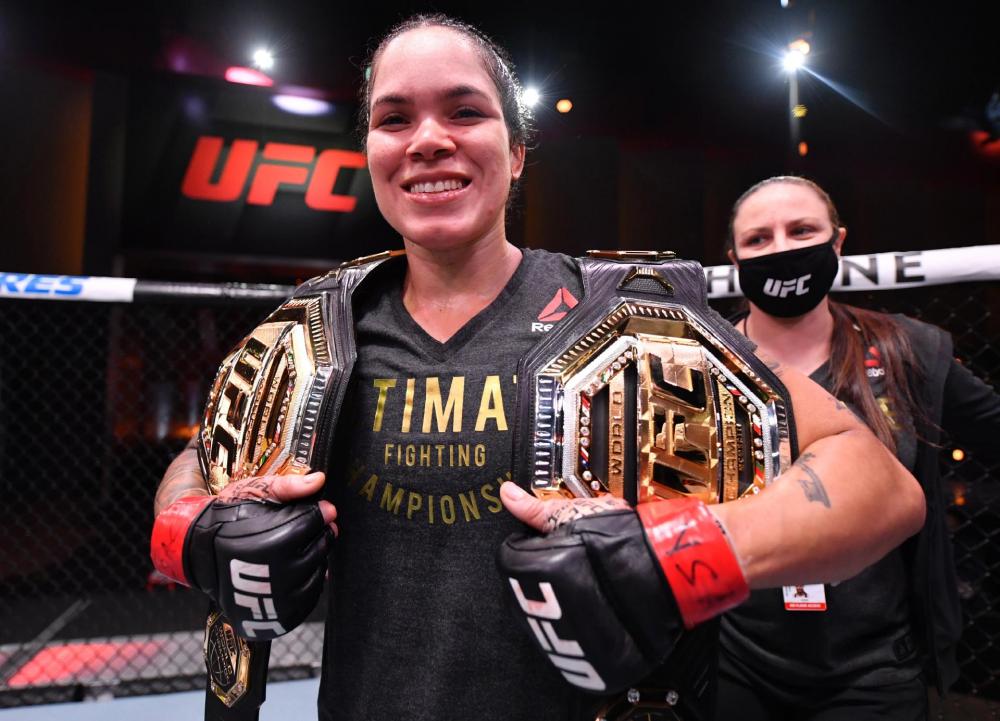 Pojucana Amanda Nunes domina, vence Spencer e faz história no UFC