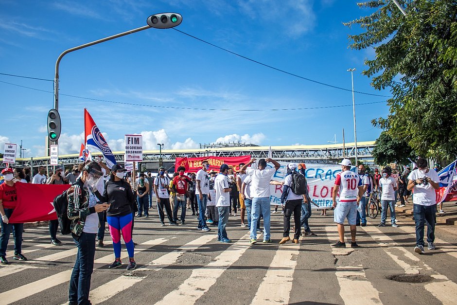 Grupo faz protesto em Salvador em defesa da democracia